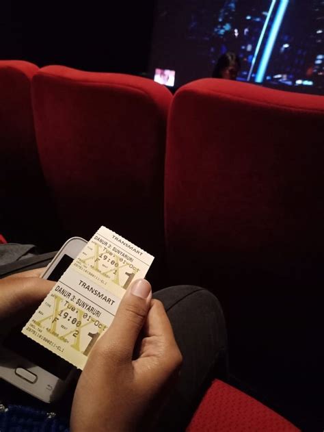 Pap nonton bioskop bareng doi com-Ada yang berbeda dari nonton bareng (nobar) film "Nanti Kita Cerita Tentang Hari Ini" yang berlangsung di CGV FX Sudirman, Jakarta, Minggu (12/1/2020)